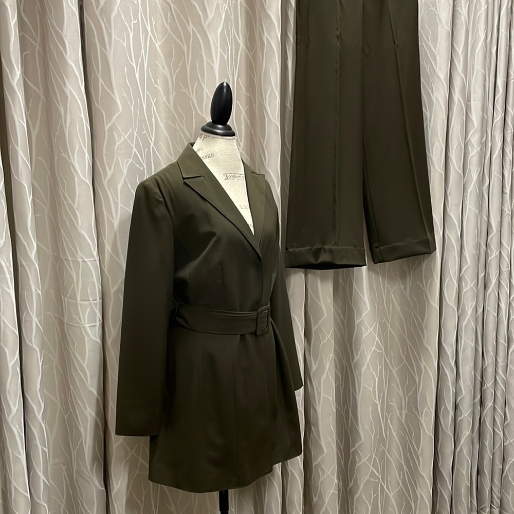 Signature by Larry Levine NWT size 12 green suit, belted jacket, wide leg pants